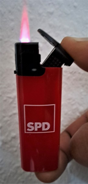 Feuerzeug elektr. rot-schwarz-SPD**